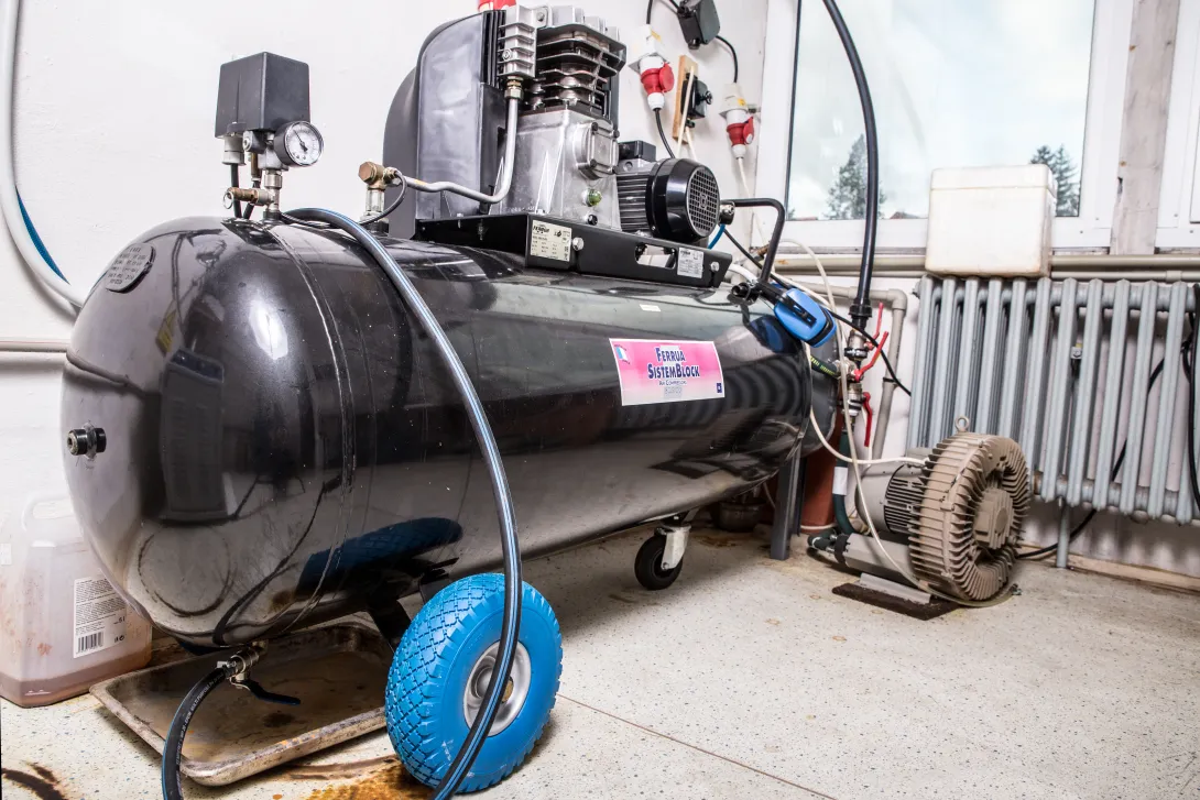 compressor for pneumatic controls