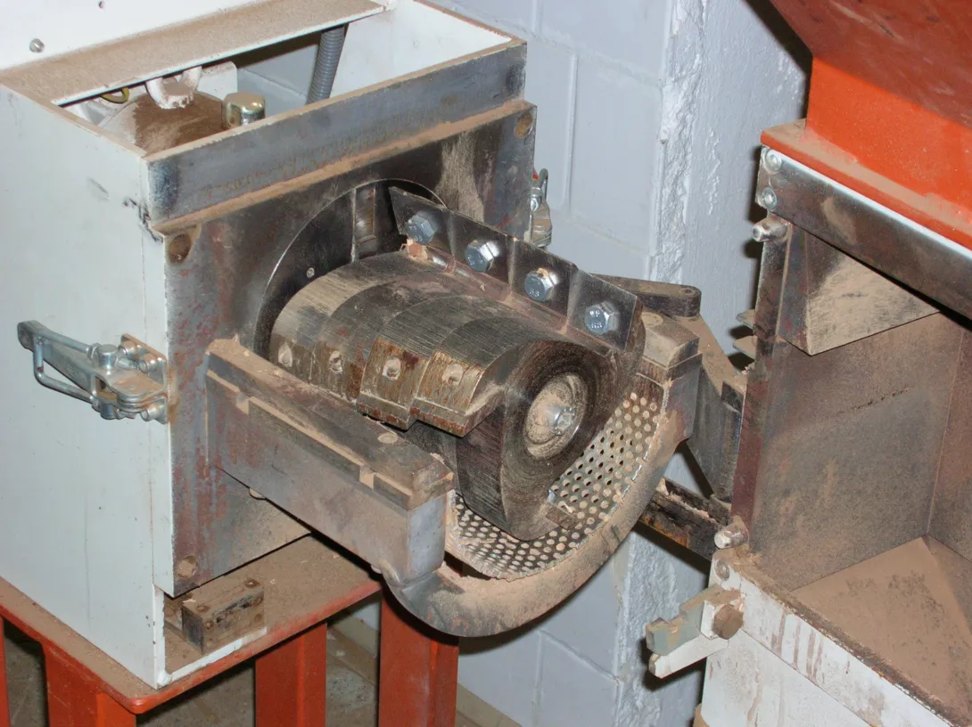 knife mill with skew shear